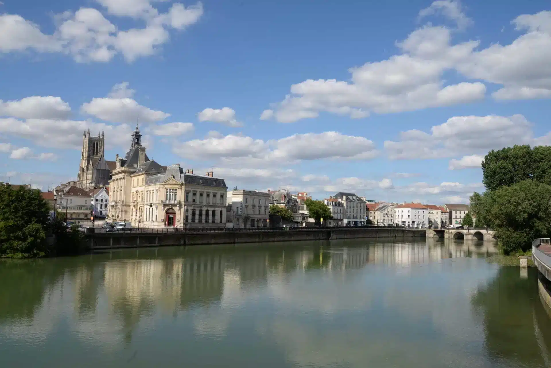 La ville de Meaux avec sa rivière en premier plan