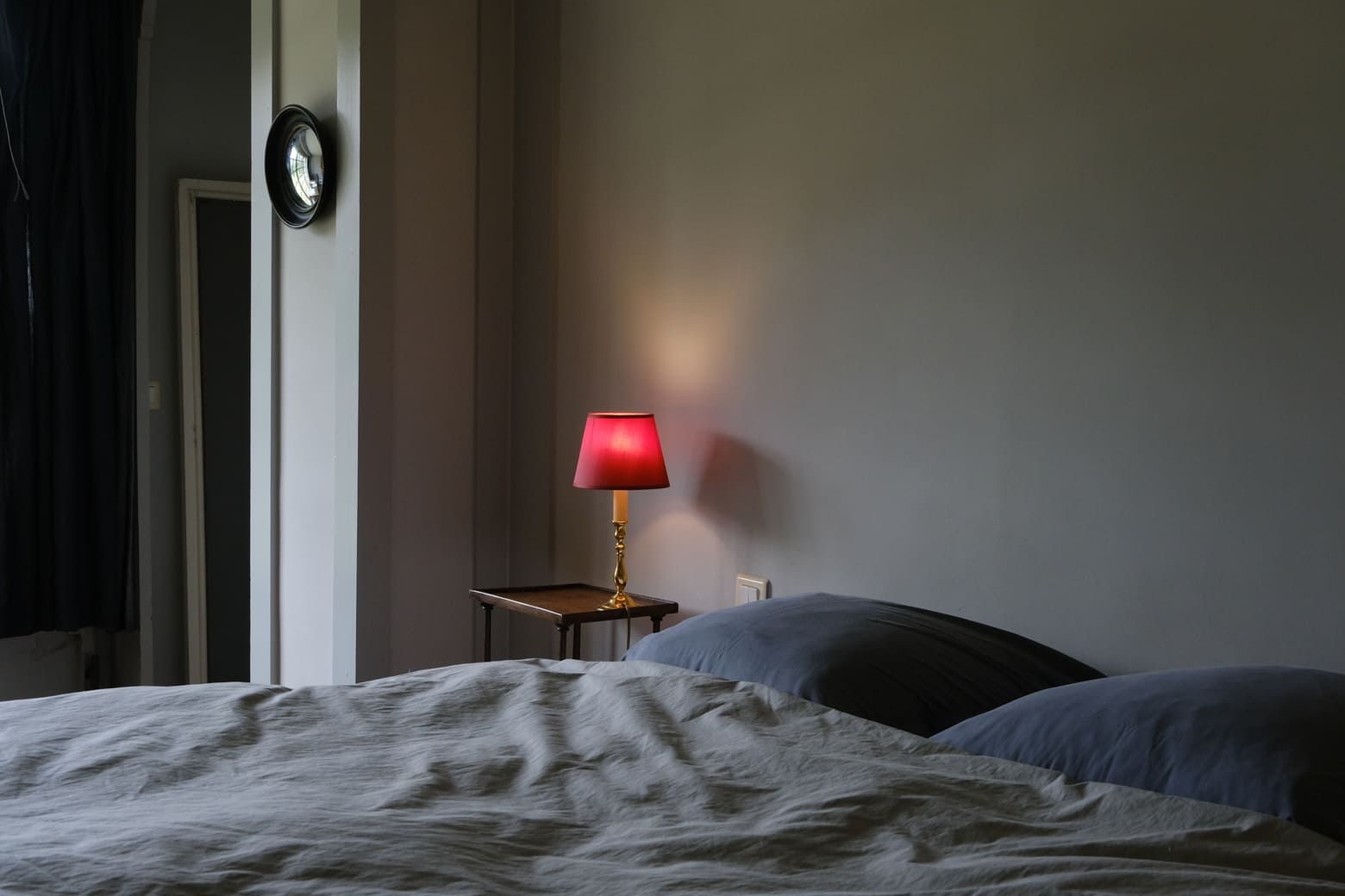 Chambre avec lits jumeaux et lampes de chevet rouges.