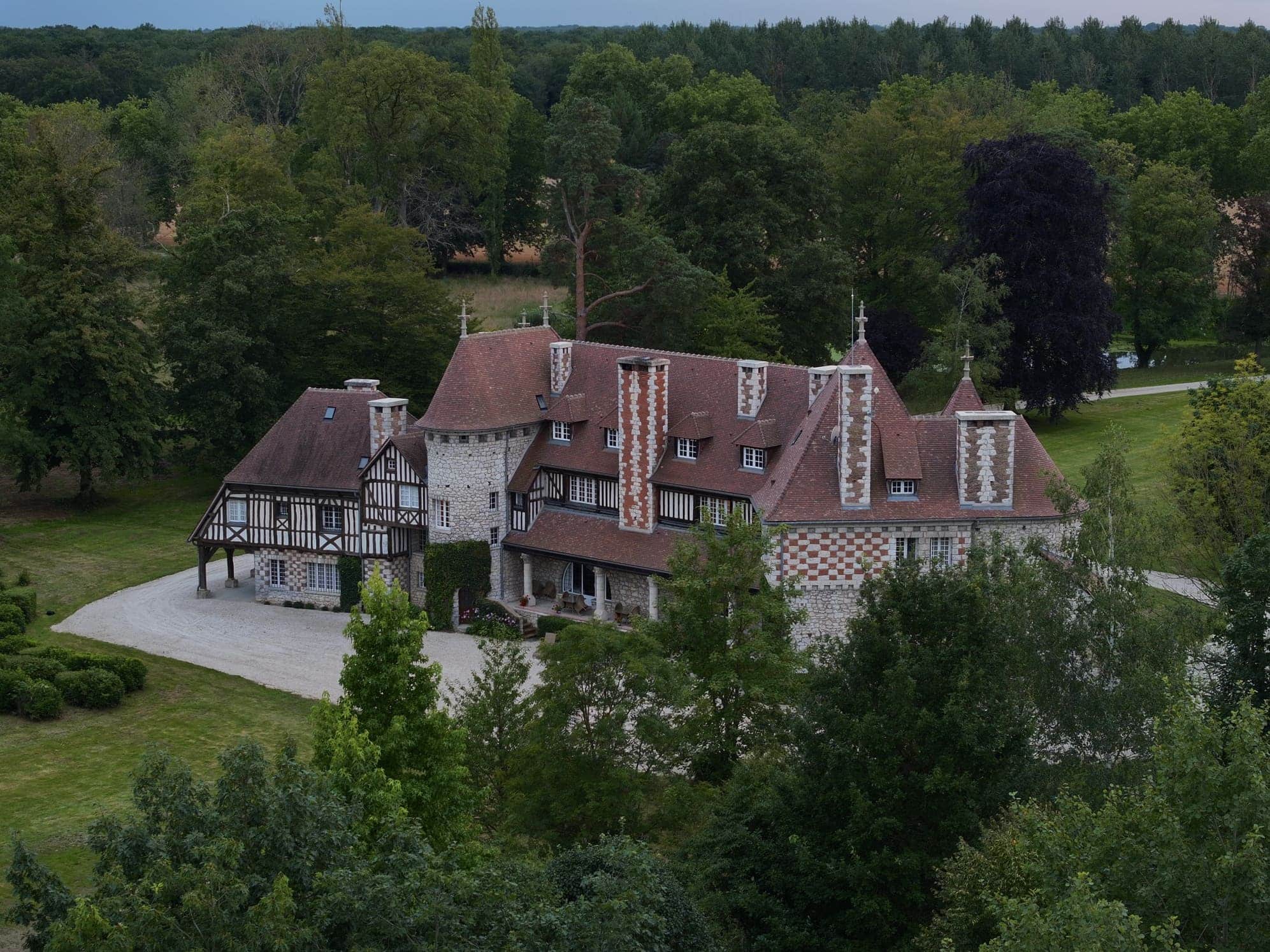 Vue sur l'architecture en pierres du manoir.