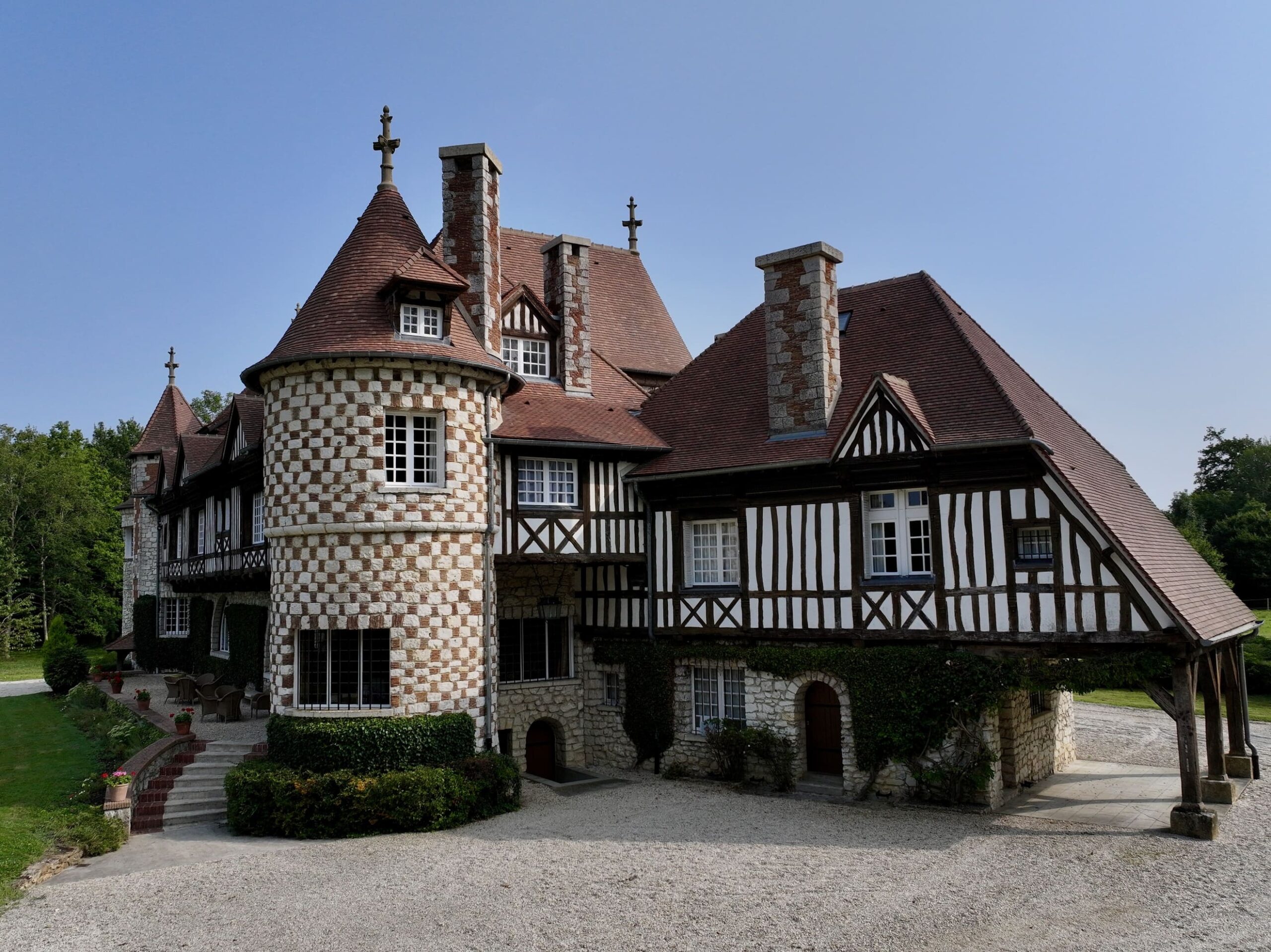 Vue extérieure du manoir avec ses tourelles caractéristiques.