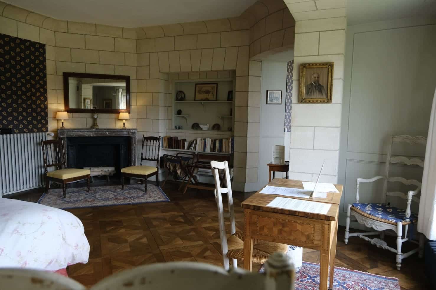 Entrée d'une chambre d'hôte avec décor élégant.