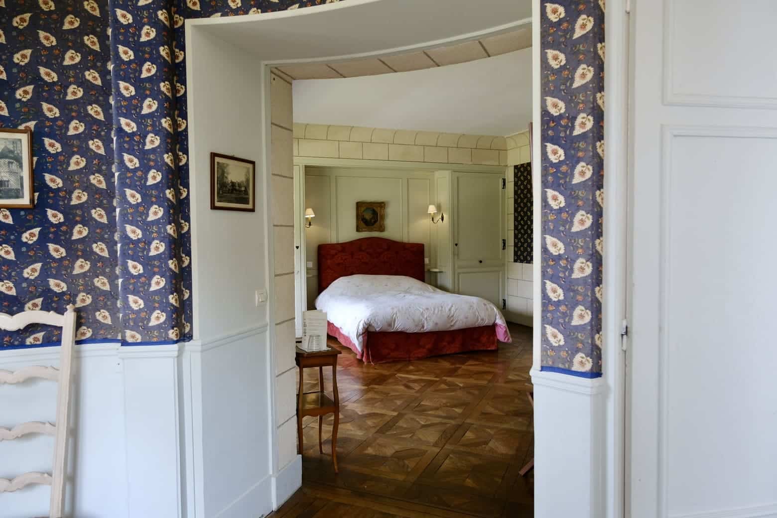 Entrée d'une chambre d'hôte avec décor élégant.