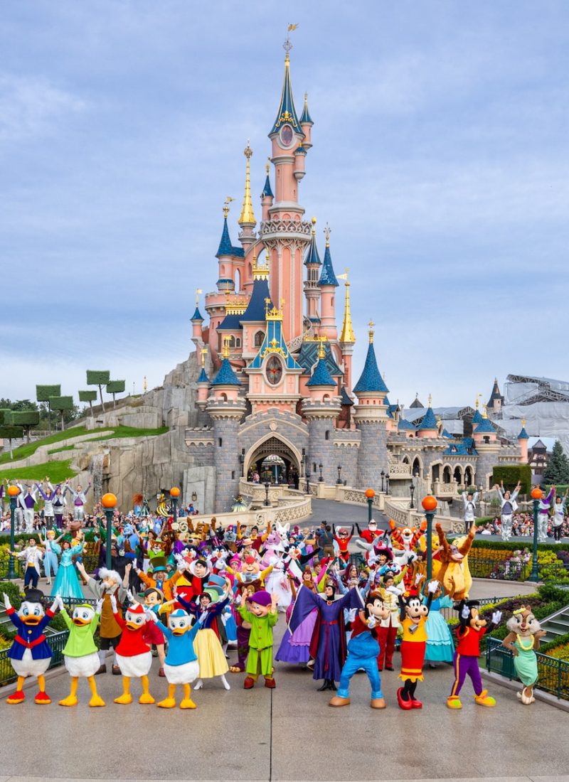 Château de Disneyland Paris avec Mickey et tous ses amis